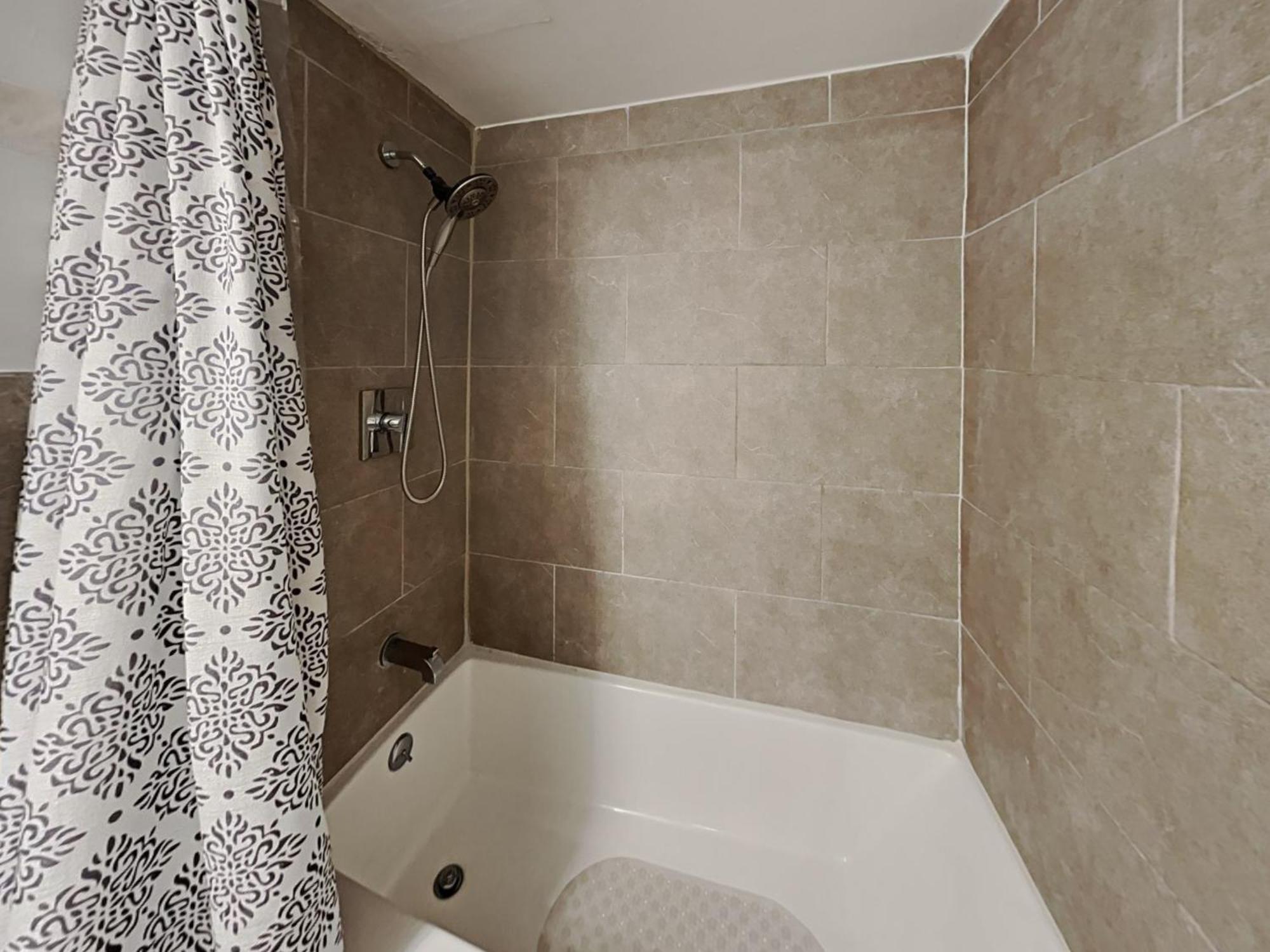 Private Rooms At Miami Centrally Located With Free Parking Exterior photo