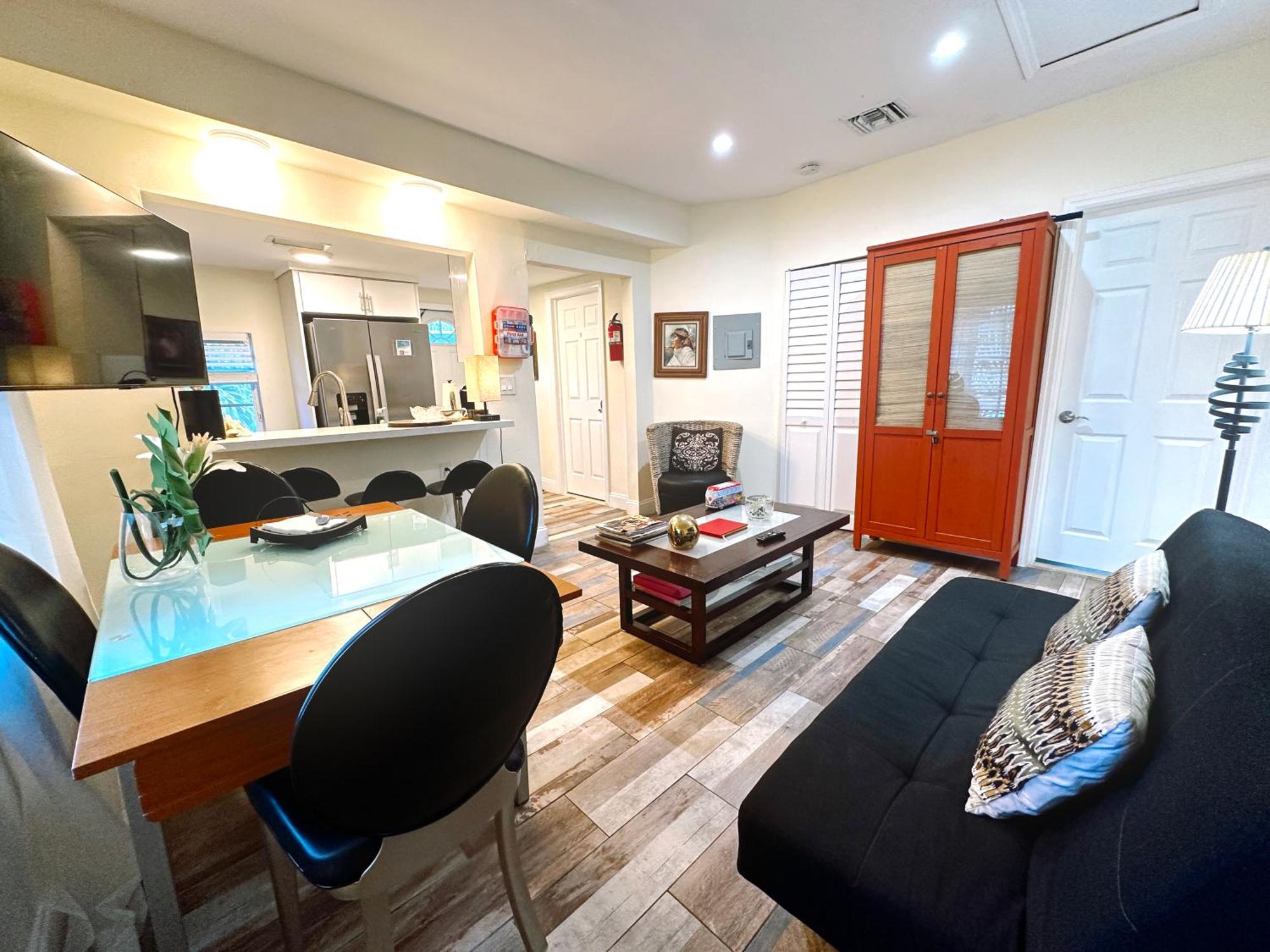 Private Rooms At Miami Centrally Located With Free Parking Exterior photo