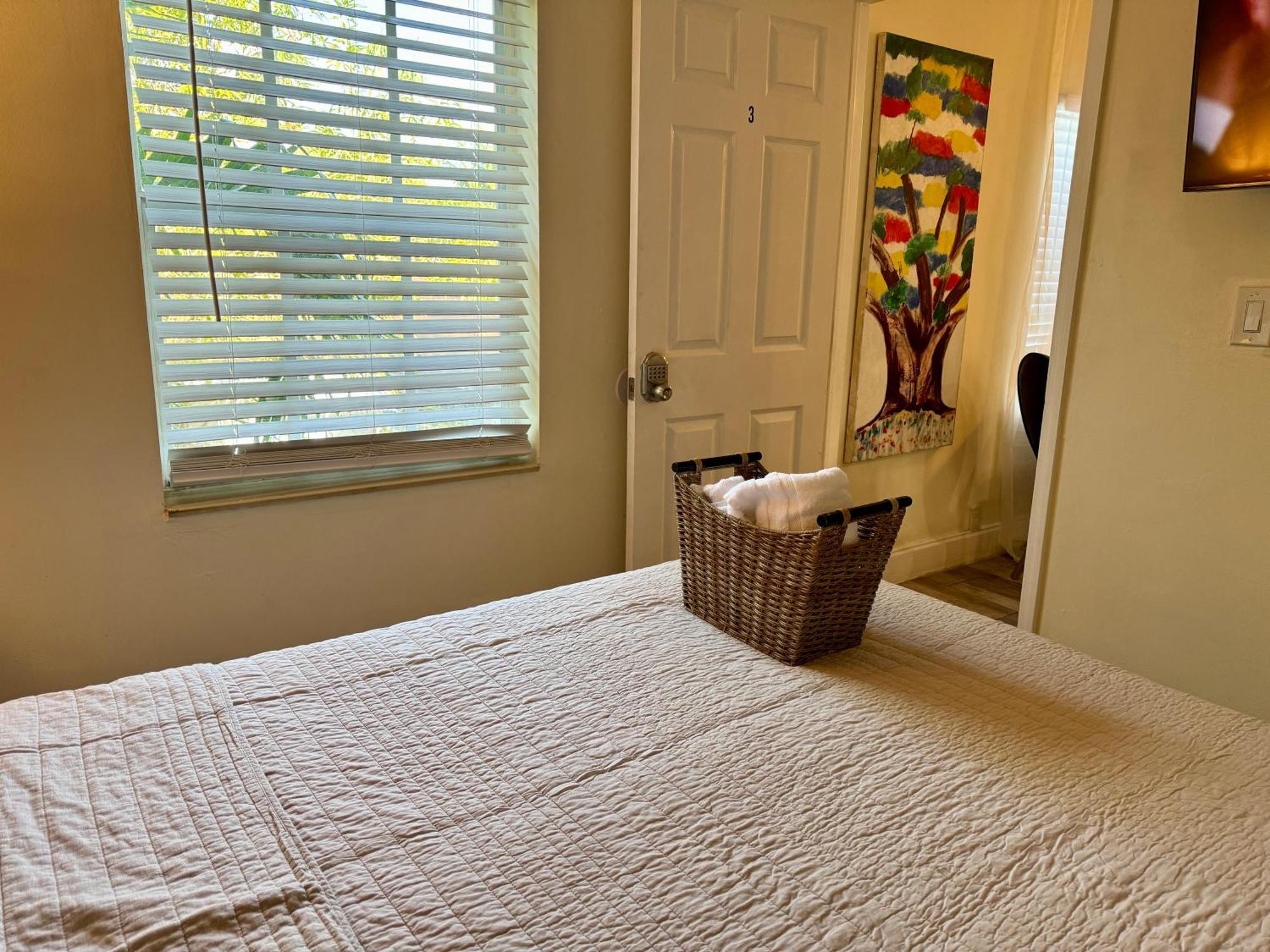 Private Rooms At Miami Centrally Located With Free Parking Exterior photo