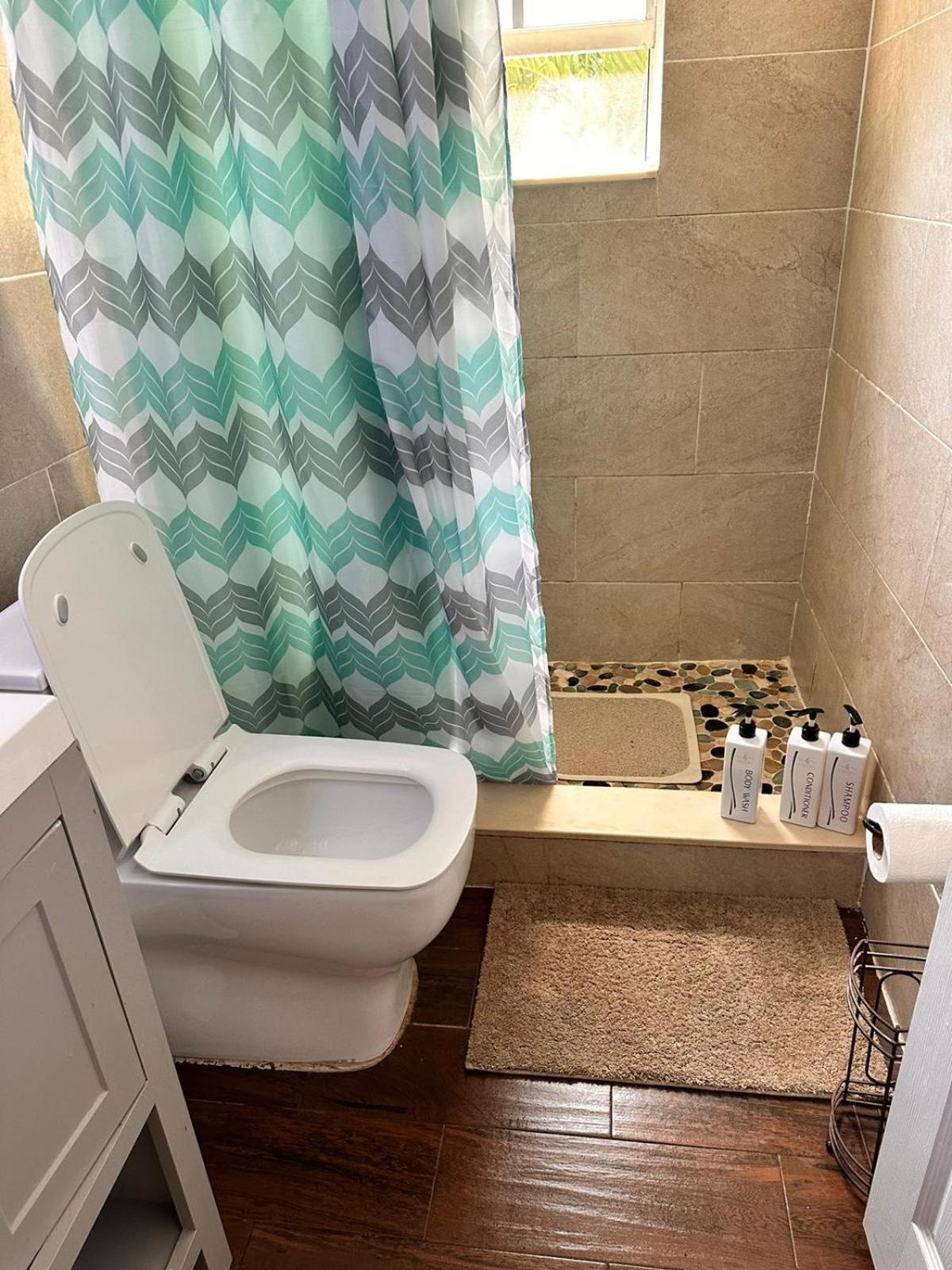 Private Rooms At Miami Centrally Located With Free Parking Exterior photo