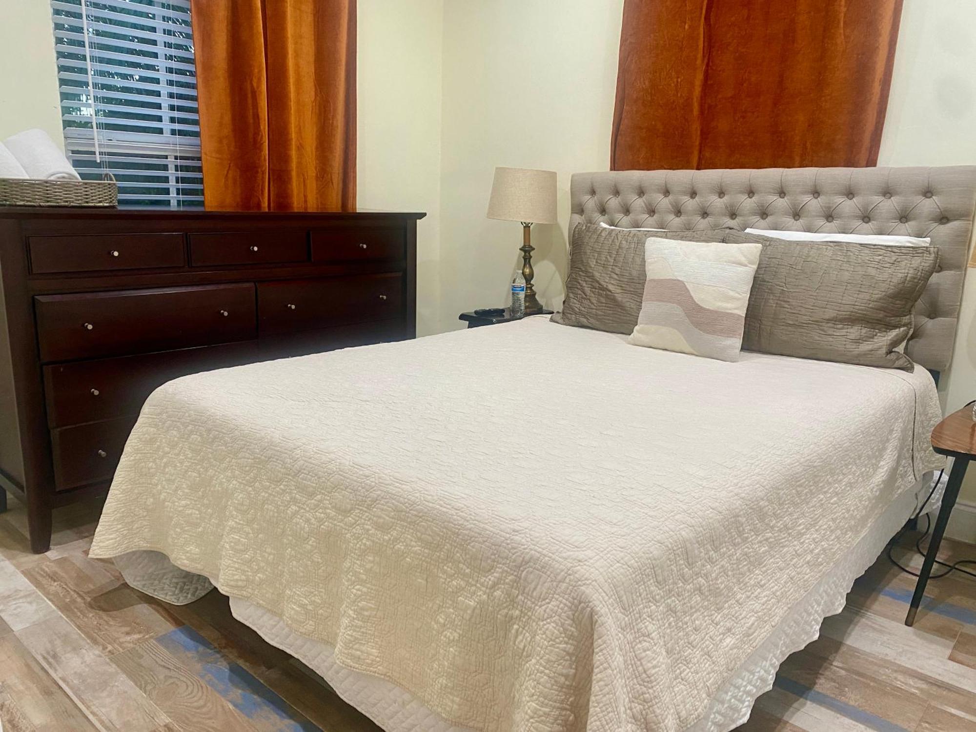 Private Rooms At Miami Centrally Located With Free Parking Exterior photo