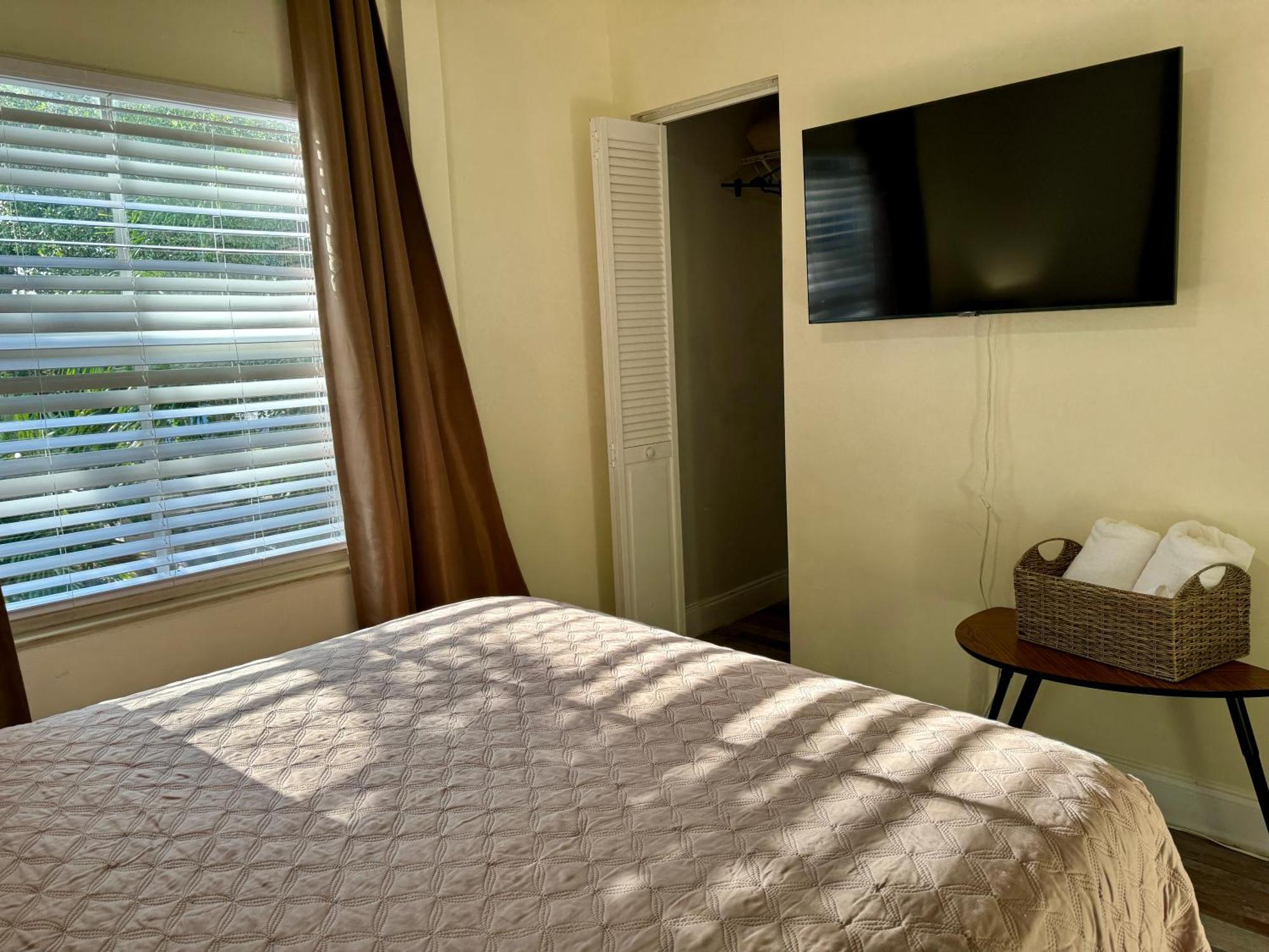 Private Rooms At Miami Centrally Located With Free Parking Exterior photo