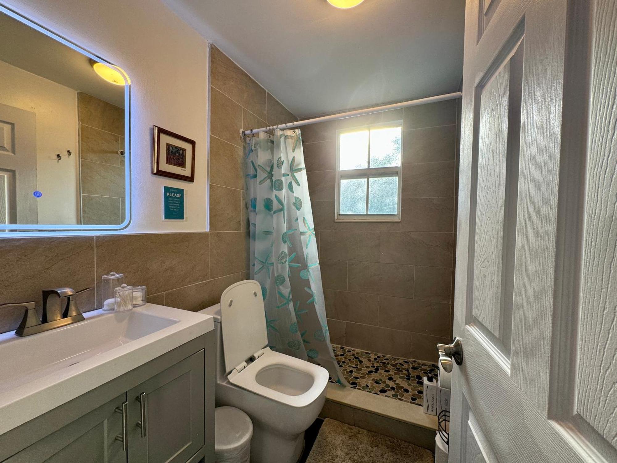 Private Rooms At Miami Centrally Located With Free Parking Exterior photo