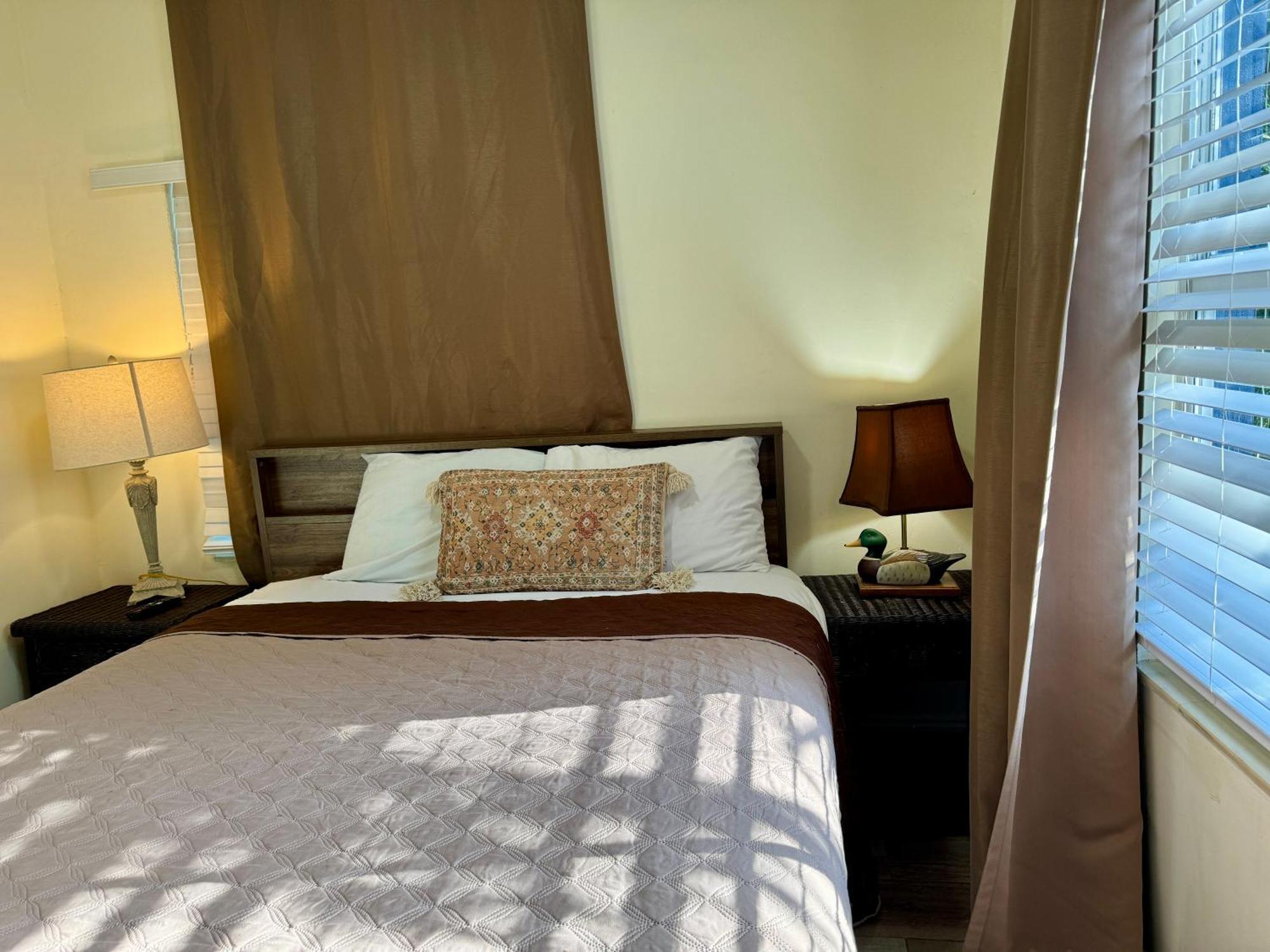Private Rooms At Miami Centrally Located With Free Parking Exterior photo