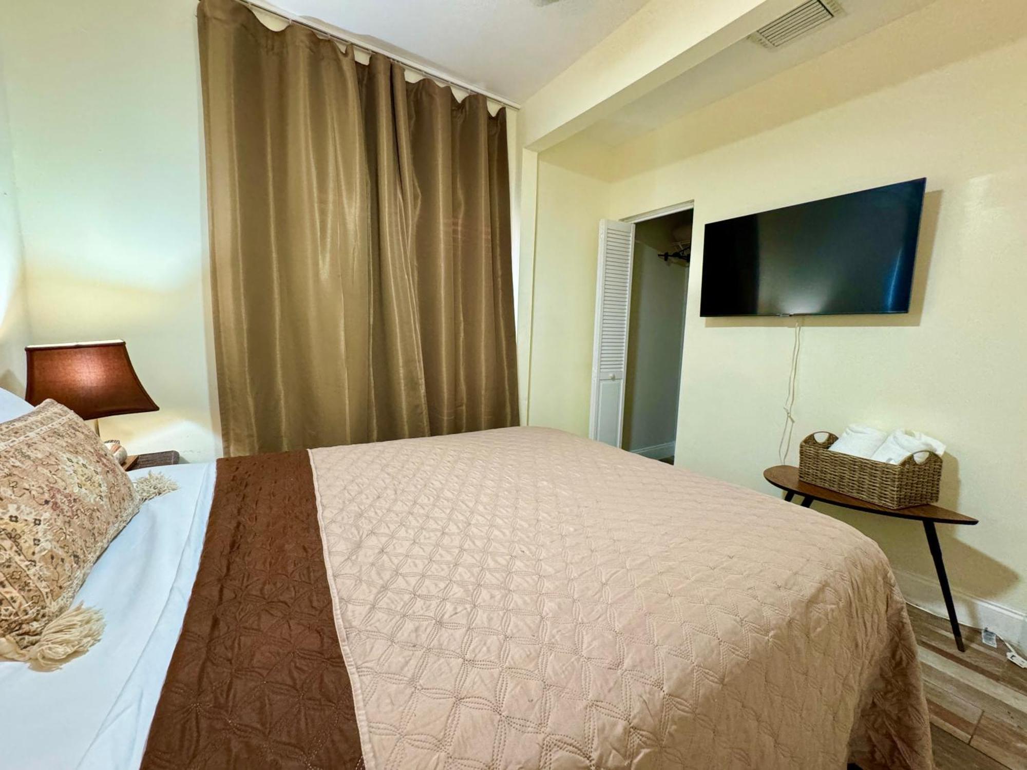 Private Rooms At Miami Centrally Located With Free Parking Exterior photo